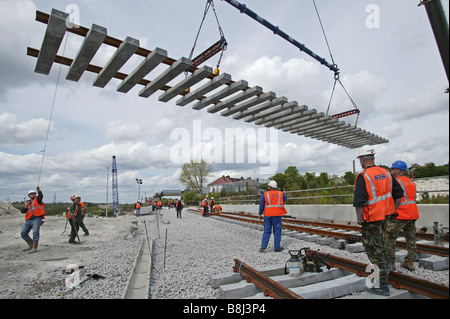 Rail Contractors la descente d'une section de la voie avec des rails et traverses installées sur le Channel Tunnel Rail Link. Banque D'Images