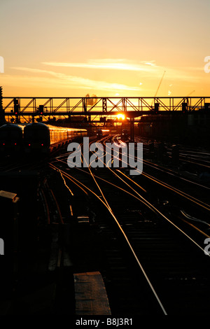 Trains venant dans et hors de la station London Bridge, Londres, au lever du soleil Banque D'Images