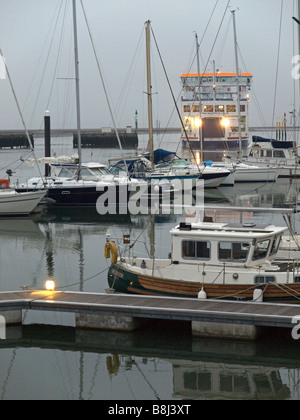 Le nouveau ferry Wightlink Wight 'Light' arrivant à Lymington en début de soirée sur son premier jour de service. Banque D'Images