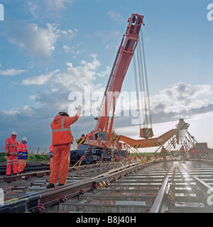 Entrepreneurs en construction à l'aide d'immense grue Kirow rail préfabriqués inférieur pour créer de nouvelles Fawkham Junction au sur le Channel Tunnel Rail Link. Banque D'Images