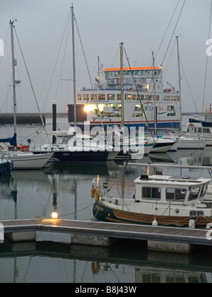 Le nouveau ferry Wightlink Wight 'Light' arrivant à Lymington en début de soirée sur son premier jour de service. Banque D'Images