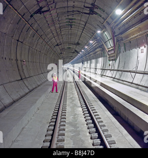 Les ingénieurs de contrôle Eurotunnel examiner section remplie de tunnel ferroviaire du tunnel sous les voies et des passerelles permanentes. Banque D'Images