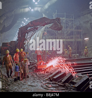 Channel Tunnel 8.36m de diamètre Rail Nord boring machine passe à travers la grande guerre sous-UK crossover sur son voyage en France. Banque D'Images