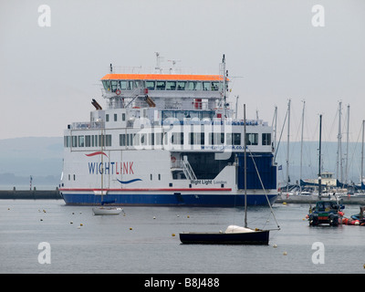 Le nouveau ferry Wightlink Wight 'Light' laissant Lymington sur son premier jour de service. Banque D'Images