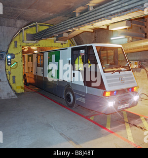 Un véhicule ambulance STTS, spécialement conçus pour le Tunnel sous la Manche, quitte le tunnel de service par le biais d'un blocage de l'air sous pression. Banque D'Images