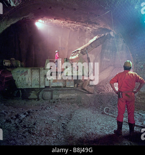 Roadheader l'excavation du roc dans le sous-marin énorme Crossover britannique sur le projet du Tunnel sous la Manche, 8kms de la côte anglaise. Banque D'Images