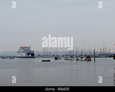 Le nouveau ferry Wightlink Wight 'Light' laissant Lymington sur son premier jour de service. Banque D'Images