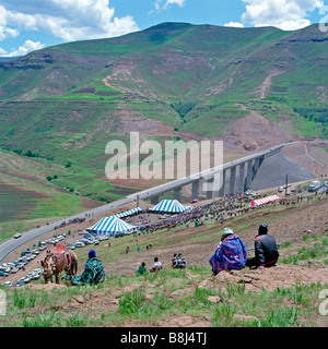 Célébrations à l'Malibamatsu Bridge au Lesotho pour marquer le début de l'historique 30 ans Lesotho Highlands Water Project. Banque D'Images