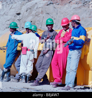 Les travailleurs du tunnel de villages locaux pendant le travail pause à La Muela Adit site historique sur 30 ans Lesotho Highlands Water Project. Banque D'Images