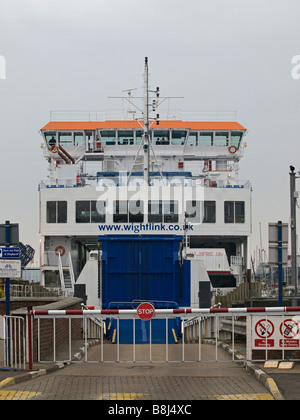 Le nouveau ferry Wightlink Wight 'ciel' laissant Lymington sur son premier jour de service. Banque D'Images