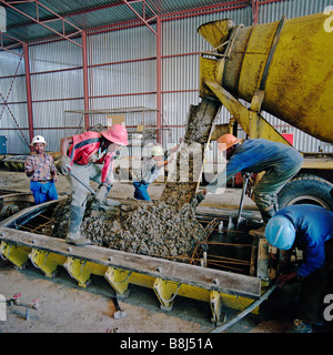 Béton fabrication segments pour support mural dans la livraison du tunnel historique sur 30 ans Lesotho Highlands Water Project. Banque D'Images