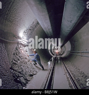 Examine l'ingénieur doléritiques instable intrusion dans le mur du tunnel de livraison sur l'historique 30 ans Lesotho Highlands Water Project Banque D'Images