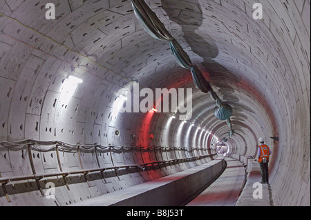 Section remplie de Channel Tunnel Rail Link au Royaume-Uni. Feux rouges donnent l'emplacement des passages d'évacuation d'urgence. Banque D'Images