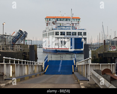 Le nouveau ferry Wightlink Wight 'ciel' laissant Lymington sur son premier jour de service. Banque D'Images