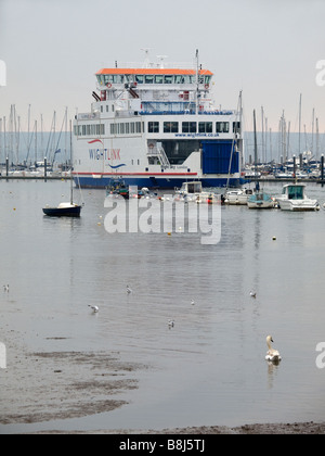 Le nouveau ferry Wightlink Wight 'ciel' laissant Lymington sur son premier jour de service. Banque D'Images