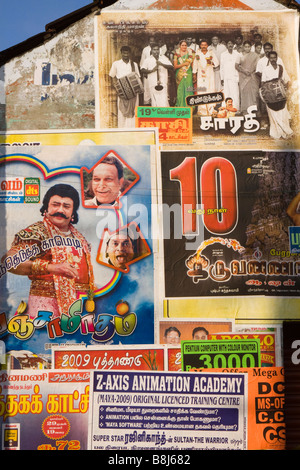 L'Inde Tamil Nadu Kumbakonam Bazar Kumbeshwara affiches colorées sur mur pignon maison flyposted Banque D'Images