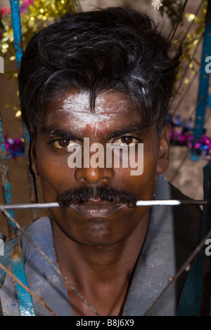 L'Inde Tamil Nadu Kumbakonam Thaipusam festival hindou dévot extrême avec spike à travers les joues Banque D'Images