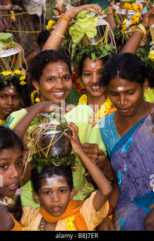 L'Inde Tamil Nadu Kumbakonam hindou Thaipusam procession festival féminin dévots transportant sur la tête des pots Banque D'Images