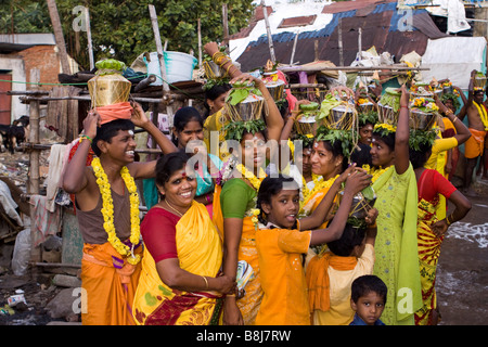 L'Inde Tamil Nadu Kumbakonam hindou Thaipusam procession festival féminin dévots transportant sur la tête des pots Banque D'Images