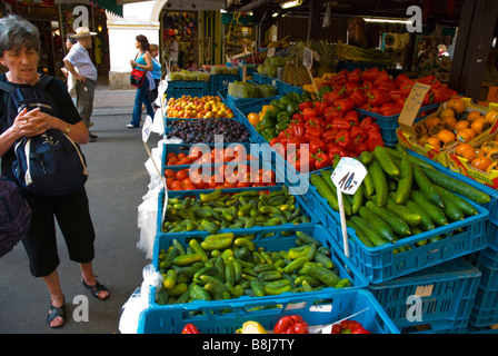 Marché touristique à la rue Havelska dans old town Prague République Tchèque Europe Banque D'Images