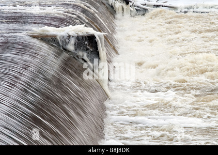 Eaux et de la glace s'écoulant sur un barrage sur la rivière Grand Banque D'Images