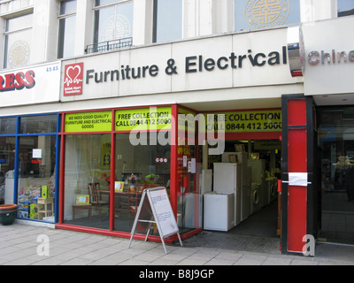 British Heart Foundation charity shop Worthing West Sussex la vente de produits électriques indésirables et meubles à des prix raisonnables Banque D'Images
