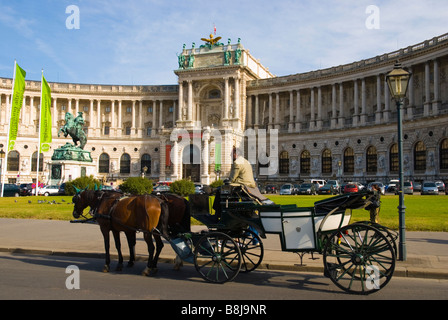 Conducteur de chariot à cheval sur Heldenplatz, dans le centre de Vienne Autriche Europe Banque D'Images