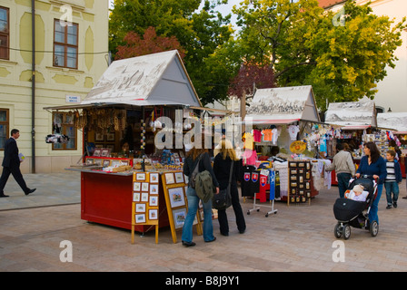 Des marchands de souvenirs et cadeaux à Hlavne namestie la place principale dans la vieille ville Bratislava Slovaquie Europe Banque D'Images