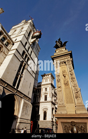 Un dragon héraldique sur un piédestal qui marque l'emplacement original du Temple Bar Banque D'Images