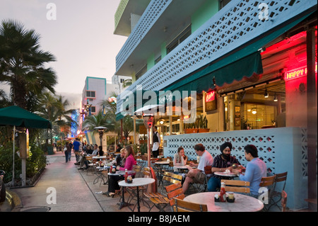 En début de soirée dans un bar-café sur Ocean Drive dans le quartier Art déco, South Beach, Miami Beach, Gold Coast, Florida, USA Banque D'Images