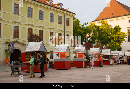 Des marchands de souvenirs et cadeaux à Hlavne namestie la place principale dans la vieille ville Bratislava Slovaquie Europe Banque D'Images