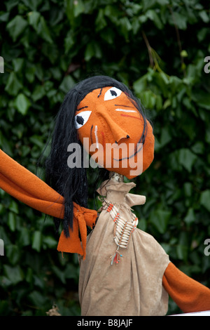 Orange Native american Indian figure à l'événement du festival Scarecrow.Personnage américain natif en costume dans les jardins de Tatton, le parc de Tatton, Cheshire Banque D'Images