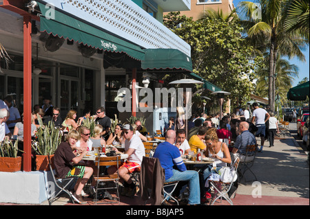 Cafe sur Ocean Drive dans le quartier Art déco, South Beach, Miami Beach, Gold Coast, Florida, USA Banque D'Images