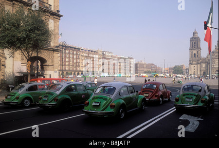 Volkswagen Beetle taxis près du Zocalo de Mexico City, Mexique Banque D'Images