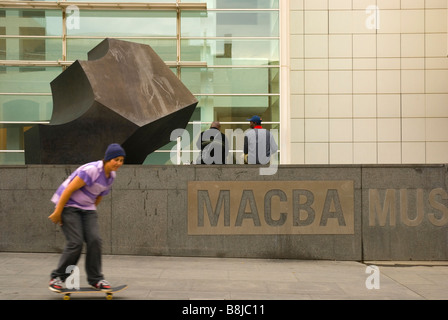 Les gens en face de musée d'art MACBA à Plaça dels Angels dans El Raval de Barcelone Espagne Europe Albion - magnifique villa meublée avec piscine Banque D'Images