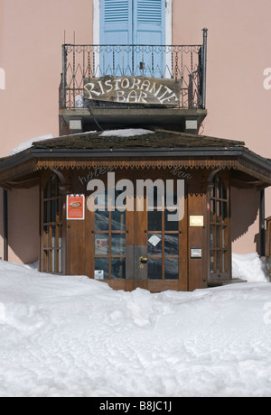 La neige enterré entrée d'un restaurant à Montespluga avant Splugen Pass Alpes italiennes Italie Banque D'Images