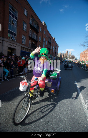 Un participant salue la foule dans le St Patricks Day Parade à Dublin en Irlande Banque D'Images