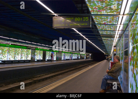 L'homme en attente de métro à la station de métro Liceu de Barcelone Espagne Europe centrale Banque D'Images