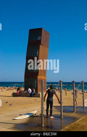 Les gens la douche à Platja de la Barceloneta Beach à Barcelone Espagne Europe Banque D'Images