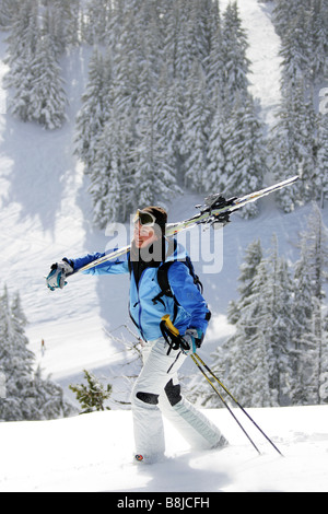 Randonnée à pied skieur au sommet d'une colline dans Mount Hood Meadows dans l'Oregon aux États-Unis Banque D'Images