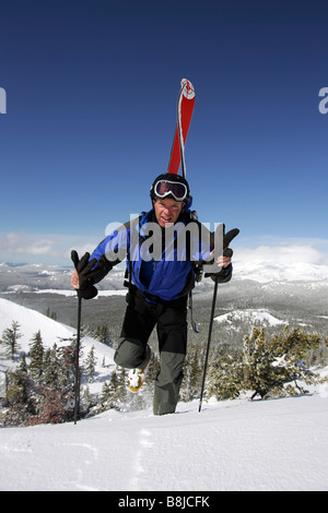 Randonnées de ski au sommet d'une colline près de Mount Hood dans l'Oregon aux États-Unis Banque D'Images