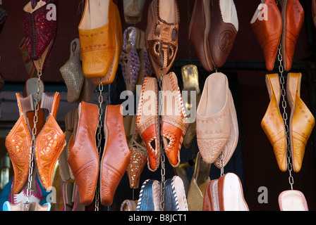 Maroc Marrakech colorés suspendus sur la vente de chaussures dans souk Banque D'Images