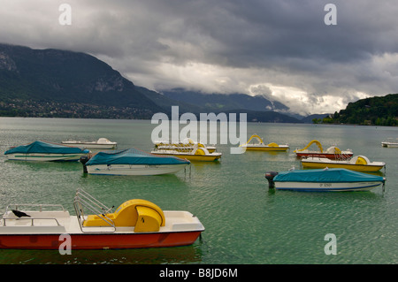 Pedlos et bateaux sur le lac d'Annecy Banque D'Images