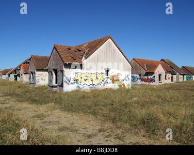 Village de vacances abandonné, Pirou Plage, Normandie, France Banque D'Images