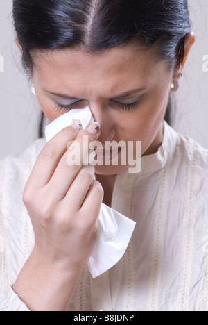 Femme de pleurer et d'essuyer les larmes avec le tissu Banque D'Images