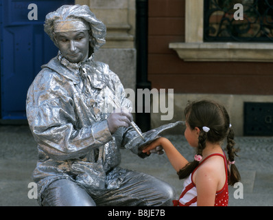 Artiste de rue et petite fille à Rynek (Place du marché) à Wroclaw, Pologne Banque D'Images