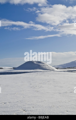 dh Chambre néolithique montable MAESHOWE ORCADES SCOTLAND neige hiver bronze âge unesco site du patrimoine mondial tombe Banque D'Images