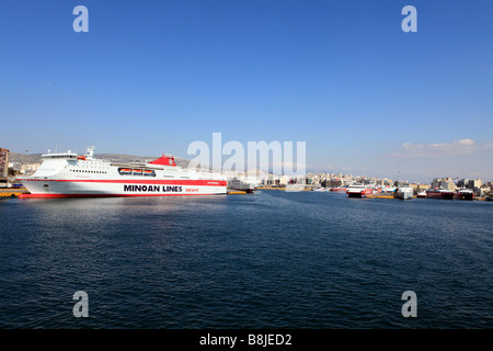 Grèce ATTICA ATHENS PIRAEUS HARBOR LE PORT très animé Banque D'Images