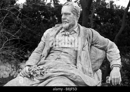 Un monument montrant emil jakob schindler cool assis sur une chaise conçue par Viktor Tilgner Banque D'Images