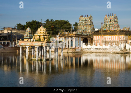 L'Inde Tamil Nadu Kumbakonam Sarangapani Temple Swami reflète dans Potamurai Tank Banque D'Images